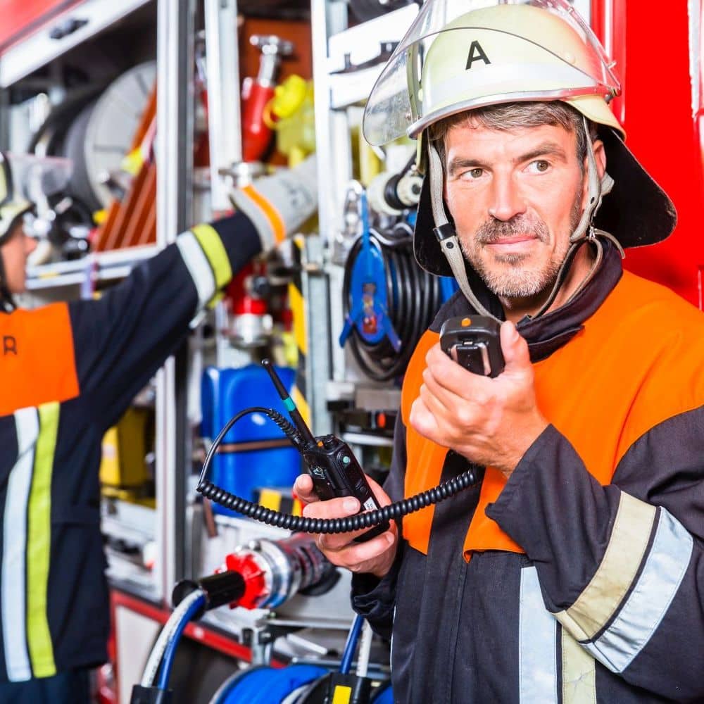 Beamter-in-Feuerwehr-geh-techn-und-hoeh-techn-Dienst