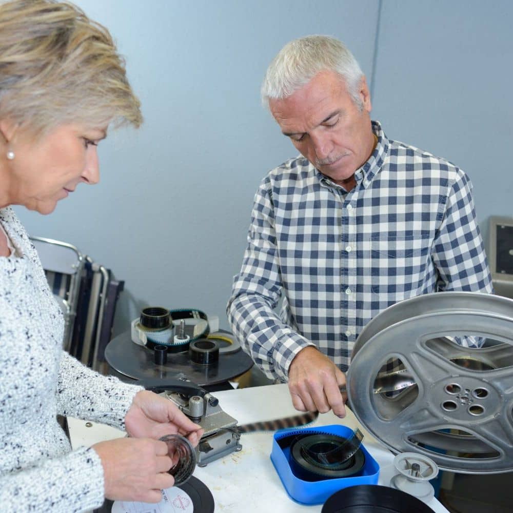 Filmrestaurator-in-Archiv