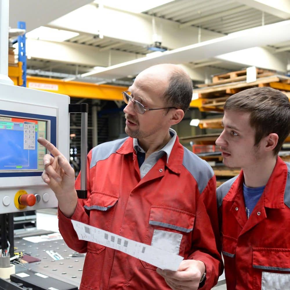 Industriemeister-in-Fahrzeuginnenausstattung-Glas-Kunststoff-Kautschuk-Lack-Papier-Kunststoffverarbeitung