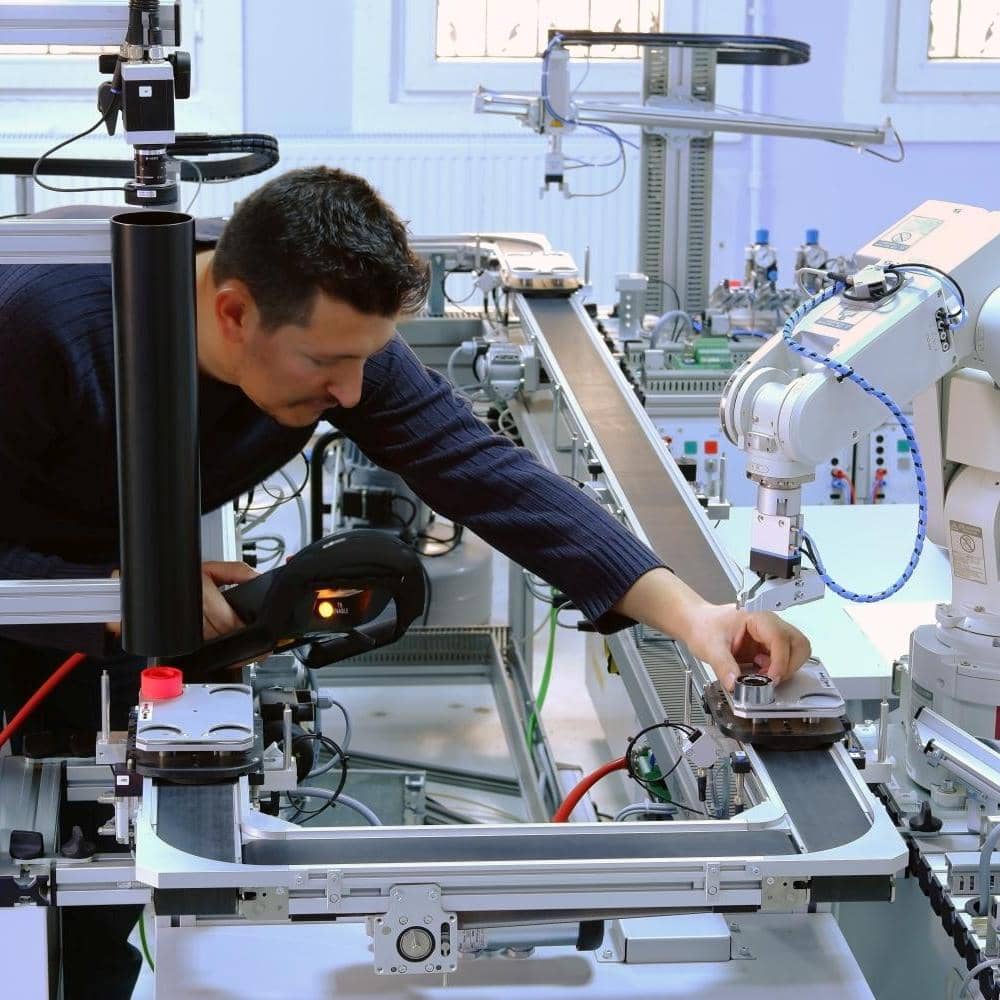 Ingenieur-in-Mechatronik