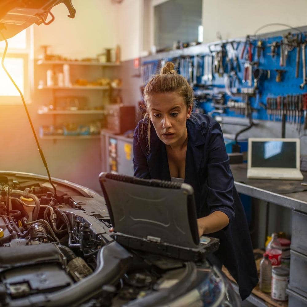 Techniker-in-Kraftfahrzeugtechnik